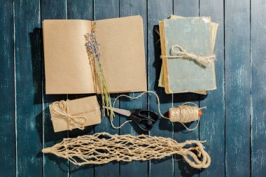  tasarımınız için boş vintage defter çiçeklerle