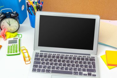 İş yerinde çeşitli renkli ileti örneği nesneler ile yaratıcı bir kişinin