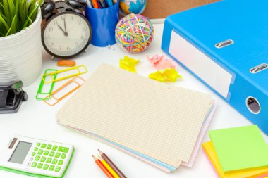 İş yerinde çeşitli renkli ileti örneği nesneler ile yaratıcı bir kişinin