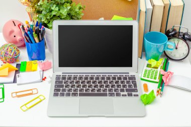 İş yerinde çeşitli renkli ileti örneği nesneler ile yaratıcı bir kişinin