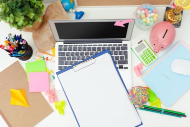 İş yerinde çeşitli renkli ileti örneği nesneler ile yaratıcı bir kişinin