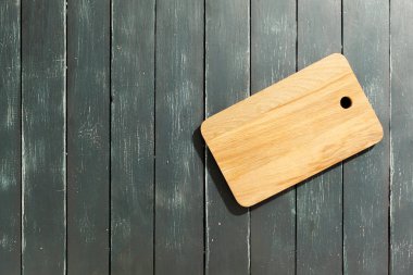 boş ahşap tahta üzerinde koyu ahşap arka plan, yakın çekim 