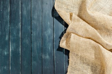 Ahşap masa üstünde çul