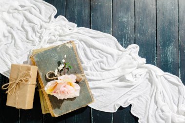  tasarımınız için boş vintage defter çiçeklerle