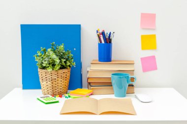 Malzemelerle dolu ofis masası.