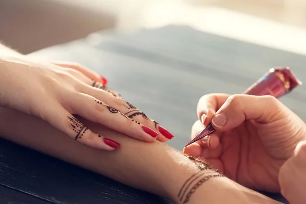 Proceso Aplicación Mehndi Manos Femeninas — Foto de Stock