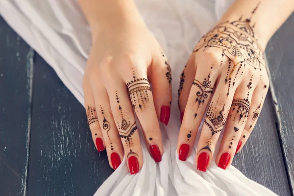 Manos Rojas Cuidadas Con Mehndi — Foto de Stock