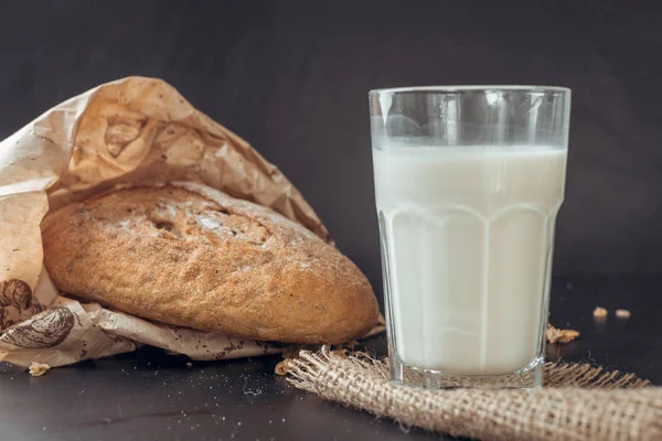 Ποτήρι Γάλα Και Ψωμί — Φωτογραφία Αρχείου