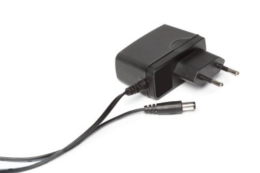 Elektrik güç adaptörü beyaz arkaplanda izole edildi
