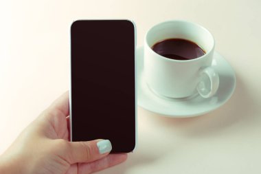 Smartphone ve kahve masada