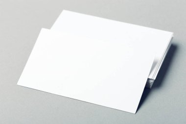 tarjetas en blanco sobre fondo gris