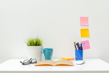 Malzemelerle dolu ofis masası.