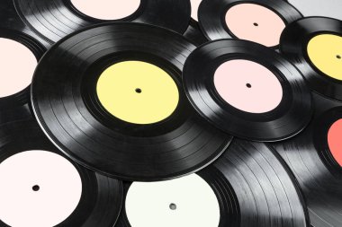 arka plan olarak renkli vinil kayıtlar