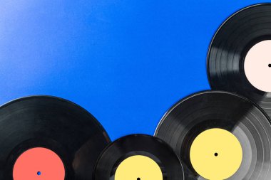 Retro vinil kayıt üzerinde mavi arka plan