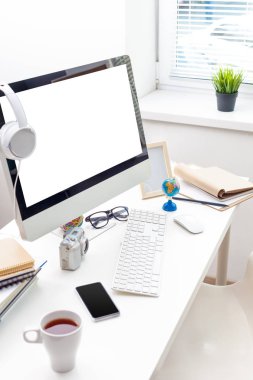 bilgisayar ve çalışma donanımları ile çalışma yer 