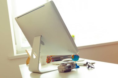 bilgisayar ve çalışma donanımları ile çalışma yer 