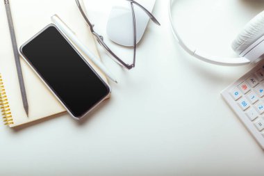 Ofis resepsiyon masası bilgisayar klavye, malzemeleri, hesap makinesi, kalem, gözlük ile 