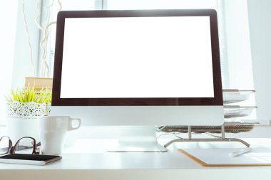 bilgisayar ve çalışma donanımları ile çalışma yer 