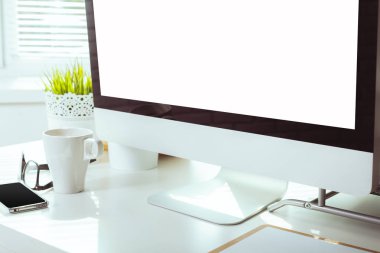 bilgisayar ve çalışma donanımları ile çalışma yer 