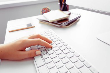 Yazan bir ofis kadınının elleri.