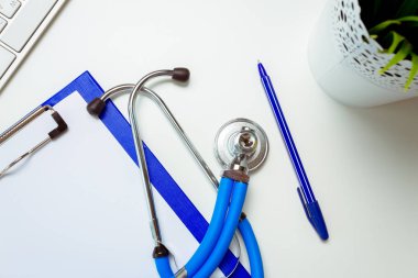 Doktor çalışma alanı ile bir stetoskop 