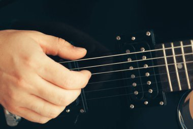 Elektro gitar çalan adam 