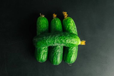 Siyah arka planda taze salatalıklar