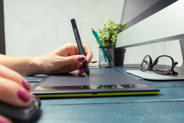 El stilus ve tablet grafik tasarımcı çalışma