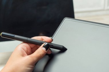 El stilus ve tablet grafik tasarımcı çalışma