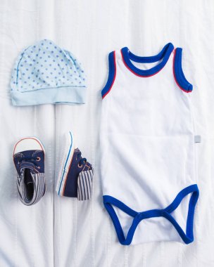 Bebek Çocuk giyimi beyaz arka plan üzerinde