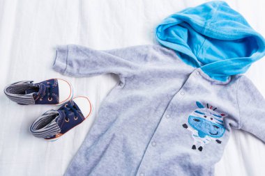 Bebek Çocuk giyimi beyaz arka plan üzerinde