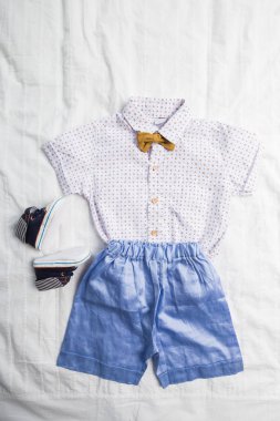 Bebek Çocuk giyimi beyaz arka plan üzerinde