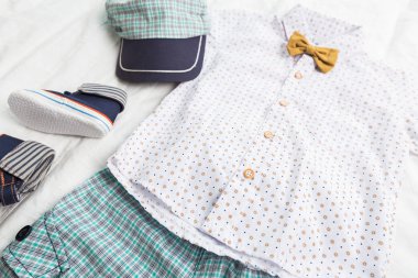 Bebek Çocuk giyimi beyaz arka plan üzerinde