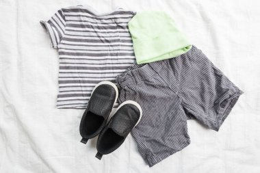 Bebek Çocuk giyimi beyaz arka plan üzerinde