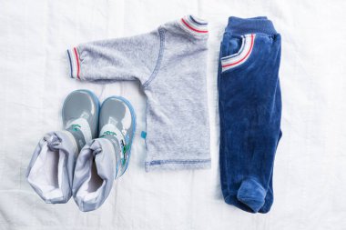 Bebek Çocuk giyimi beyaz arka plan üzerinde