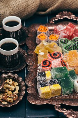 ahşap arka plan üzerinde geleneksel Doğu tatlılar