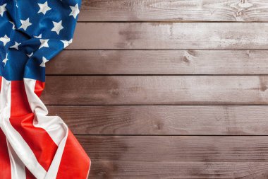 Amerikan bayrağı rustik ahşap arka plan üzerinde yalan