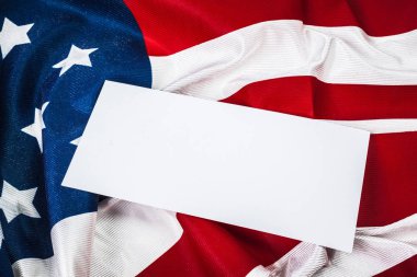 Amerikan bayrağı ve boş kağıt