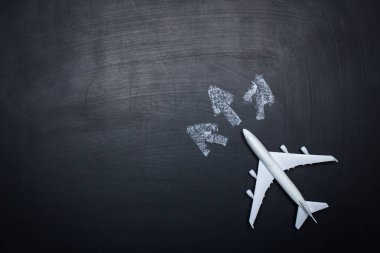  kara tahta arka plan ve oklar çizim üzerinde oyuncak uçak