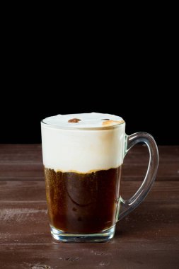 İrlandalı kahve koyu ahşap arka plan üzerinde