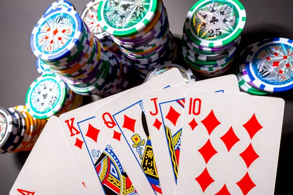 Poker Žetony Karty Černém Pozadí — Stock fotografie