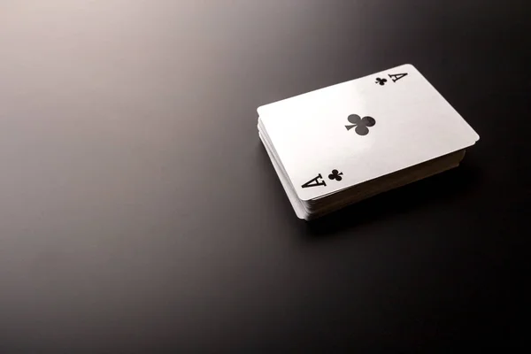 Poker Çipleri Kartları Siyah Arkaplanda — Stok fotoğraf