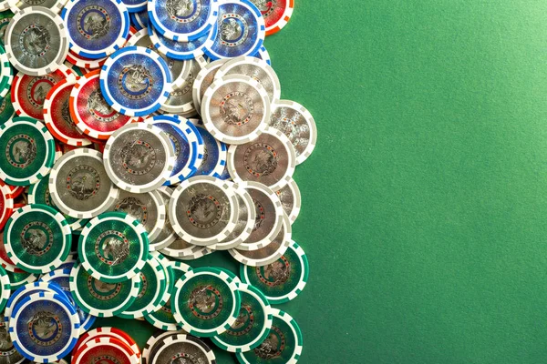 Kartları Yeşil Masada Poker Fişleri — Stok fotoğraf