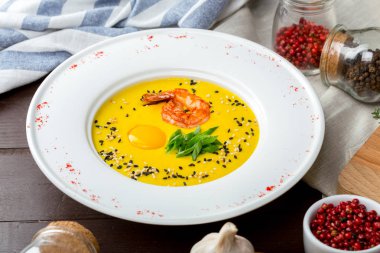 karides ile kabak çorbası yakın çekim 