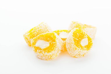 Beyaz arka plan üzerinde izole lezzetli Türk tatlılar