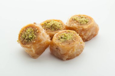 Beyaz arka plan üzerinde izole lezzetli Türk tatlılar