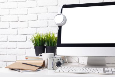 bilgisayar ve çalışma donanımları ile çalışma yer 