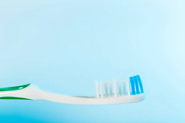 Primer Plano Del Cepillo Dientes Sobre Fondo Azul — Foto de Stock