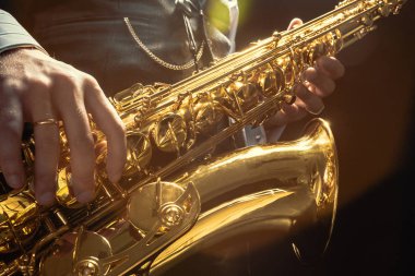 Genç adam saksafon çalıyor.