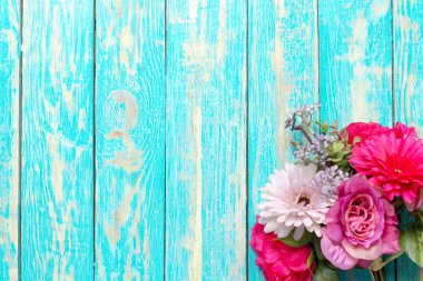 Güzel taze çiçekler üzerinde ahşap masa, üstten görünüm